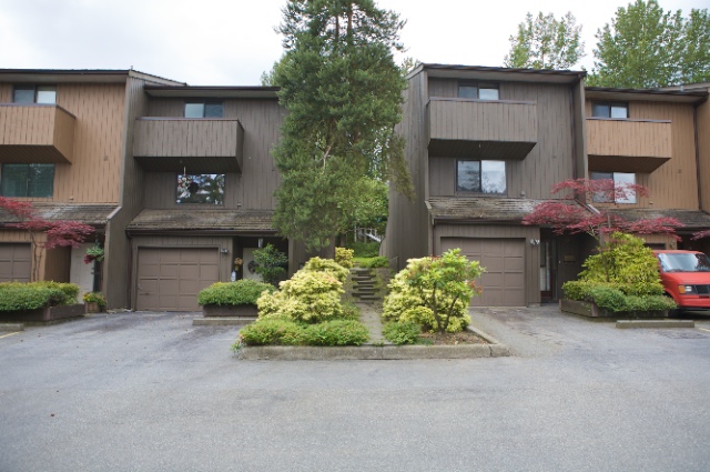 Mariner Mews | 2990 Mariner Way 3
