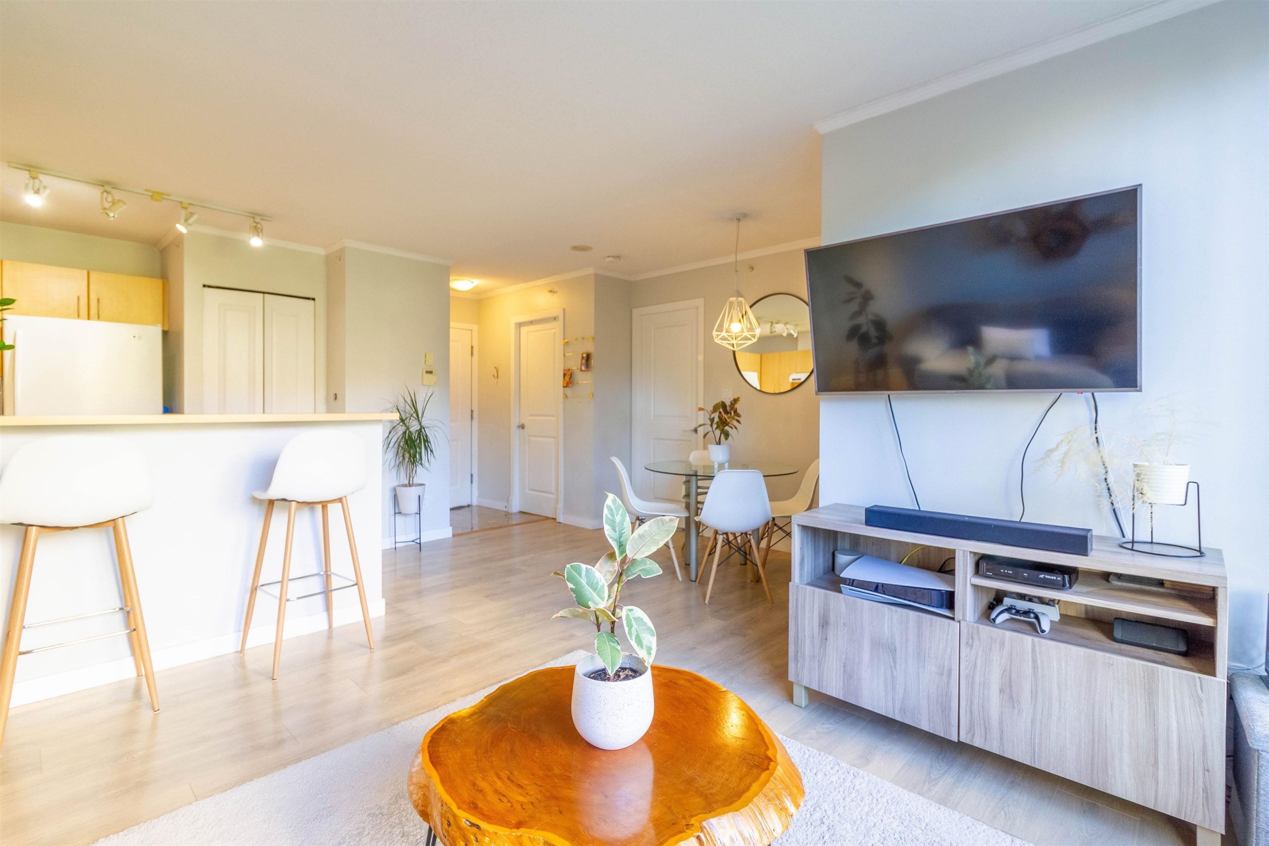 310 3588 CROWLEY DRIVE, VANCOUVER 5