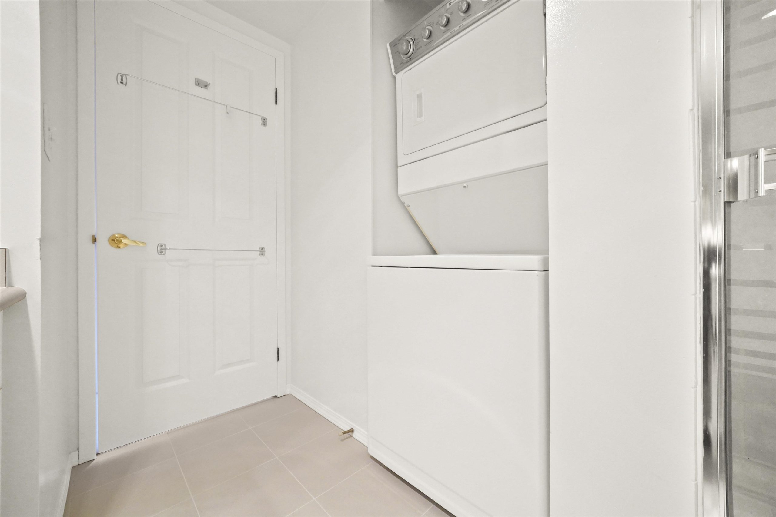 402 551 AUSTIN AVENUE 17