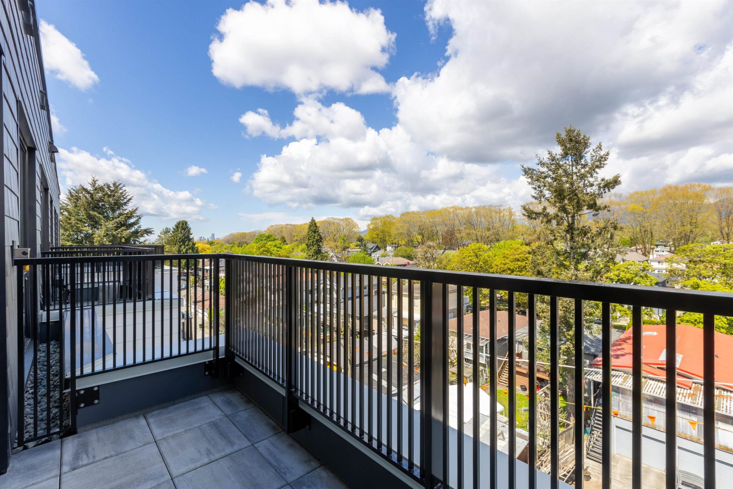 610 2235 E BROADWAY 11