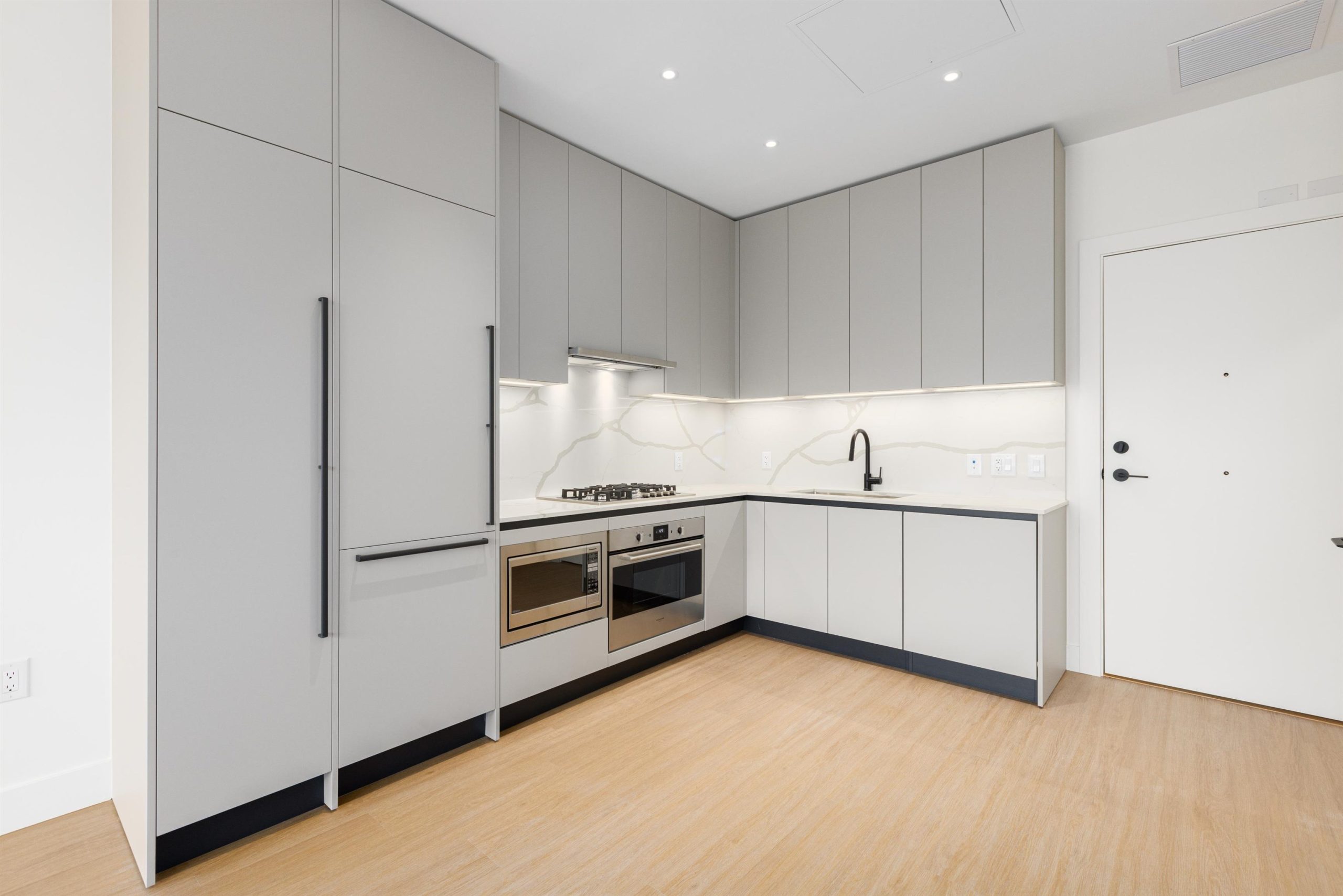 610 2235 E BROADWAY 4