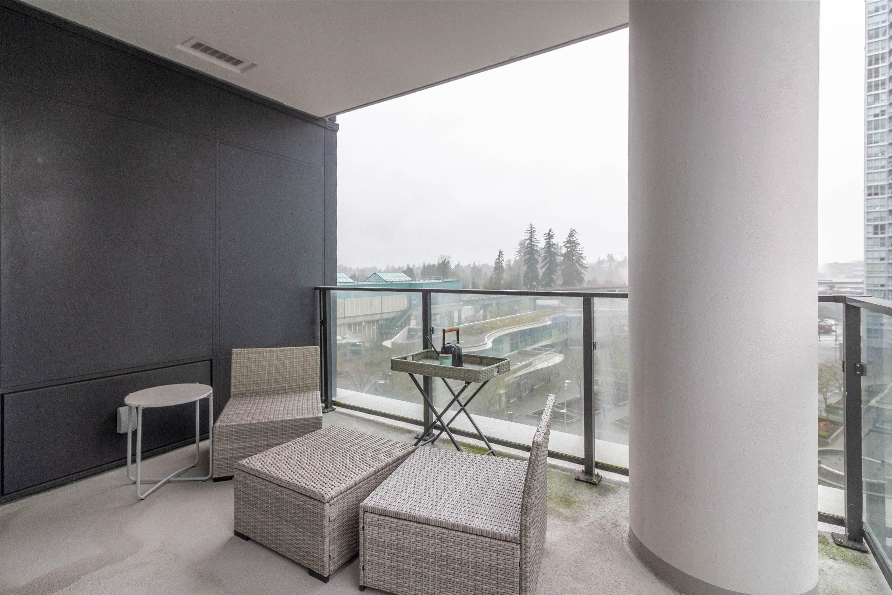 704 9887 WHALLEY BOULEVARD 18