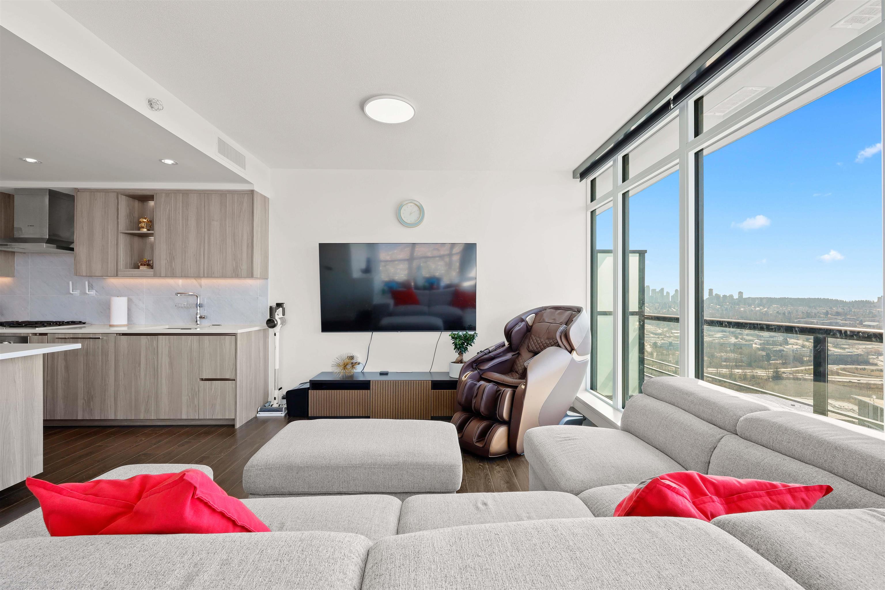 4102 4720 LOUGHEED HIGHWAY 5
