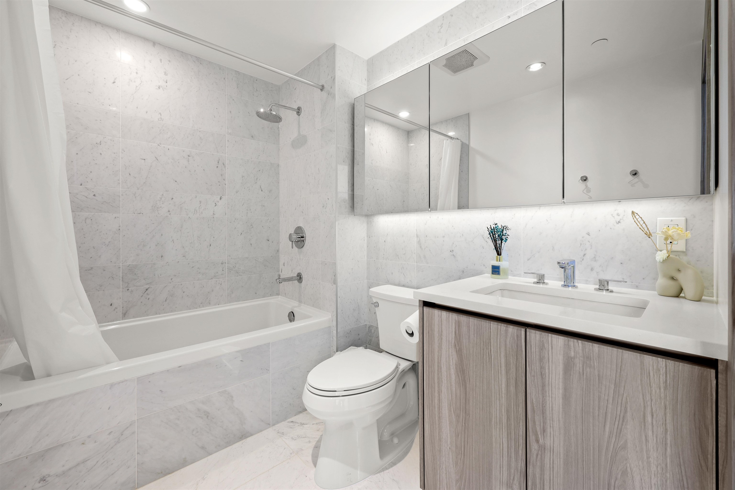 4102 4720 LOUGHEED HIGHWAY 17