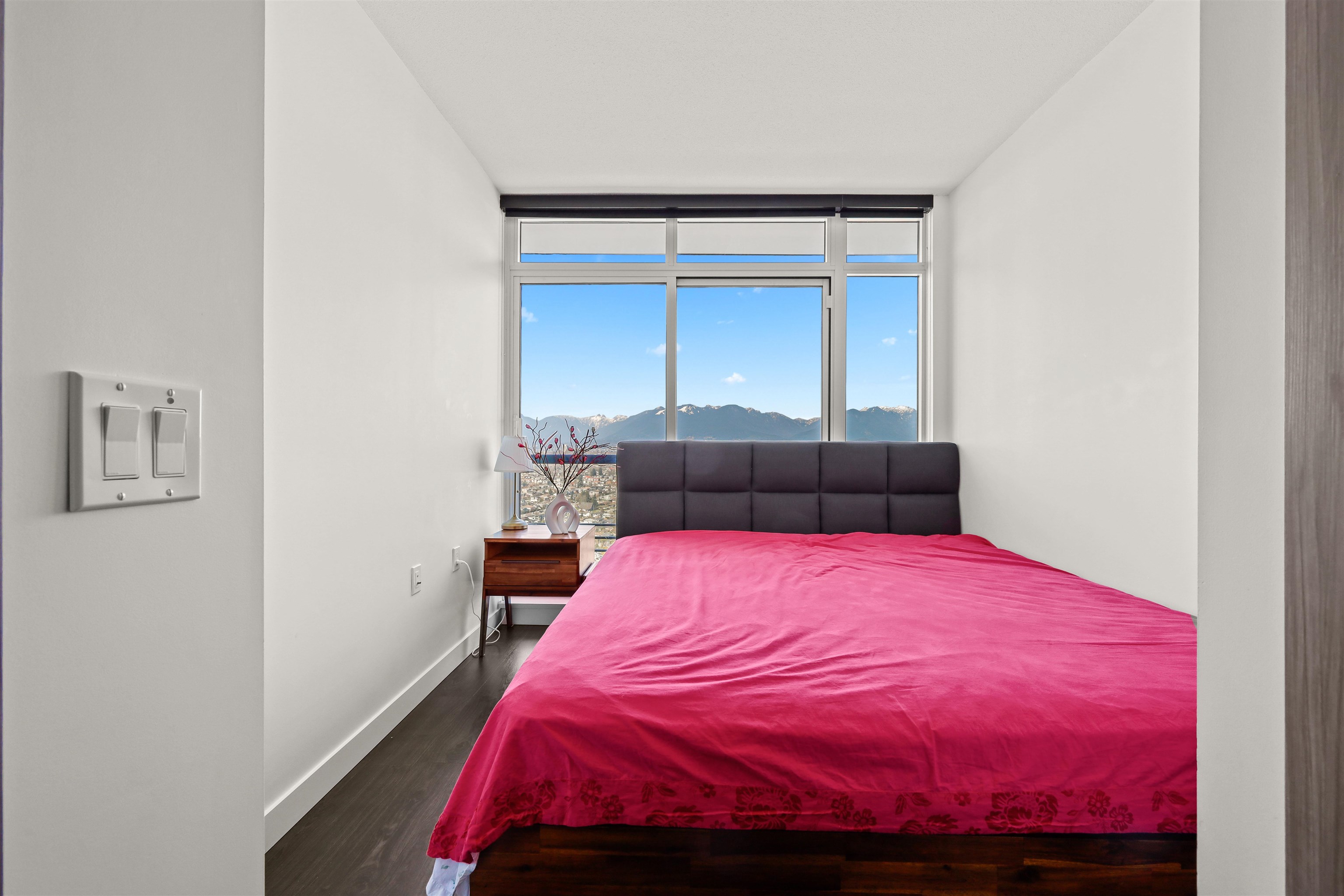 4102 4720 LOUGHEED HIGHWAY 11