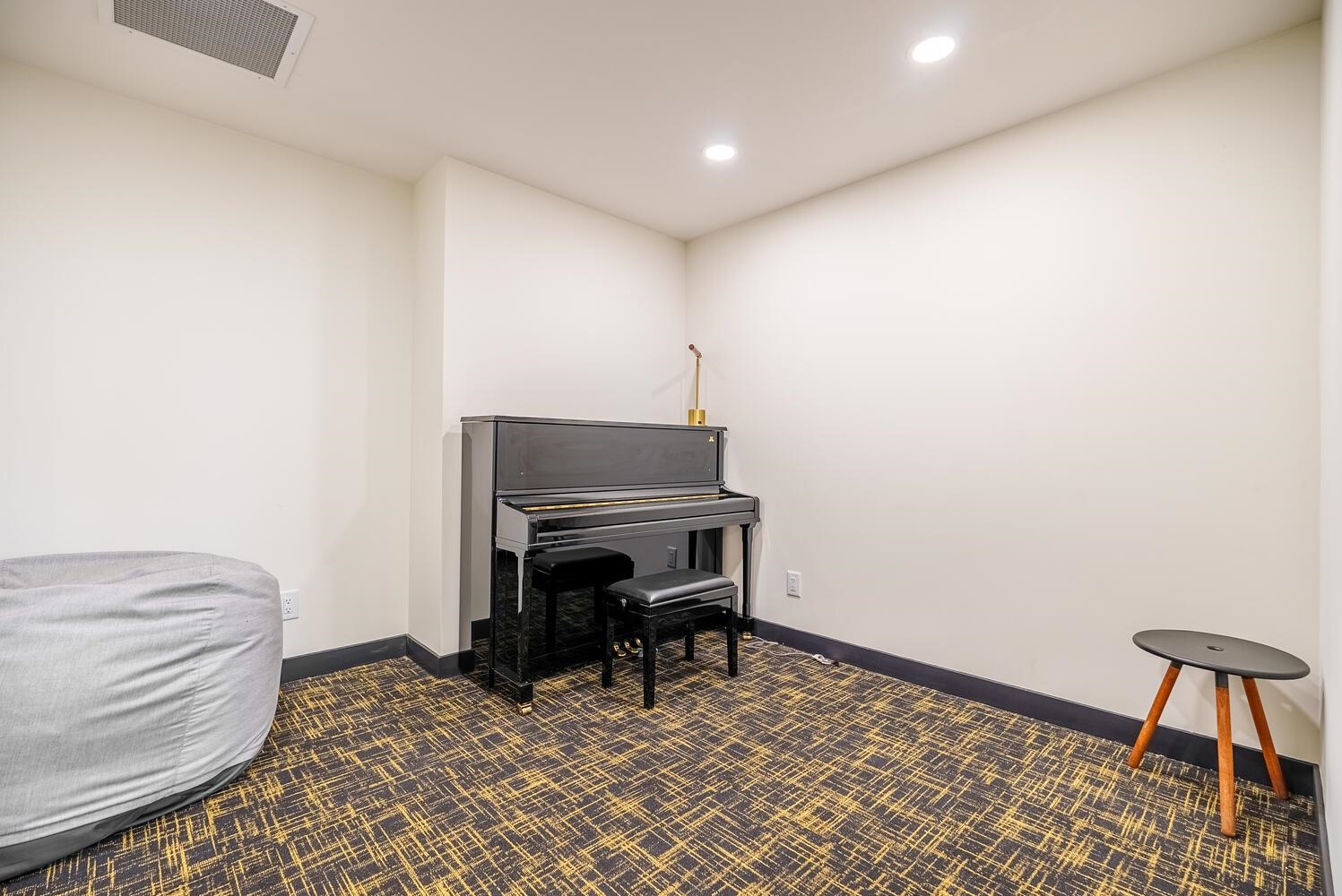 703 6383 MCKAY AVENUE 22