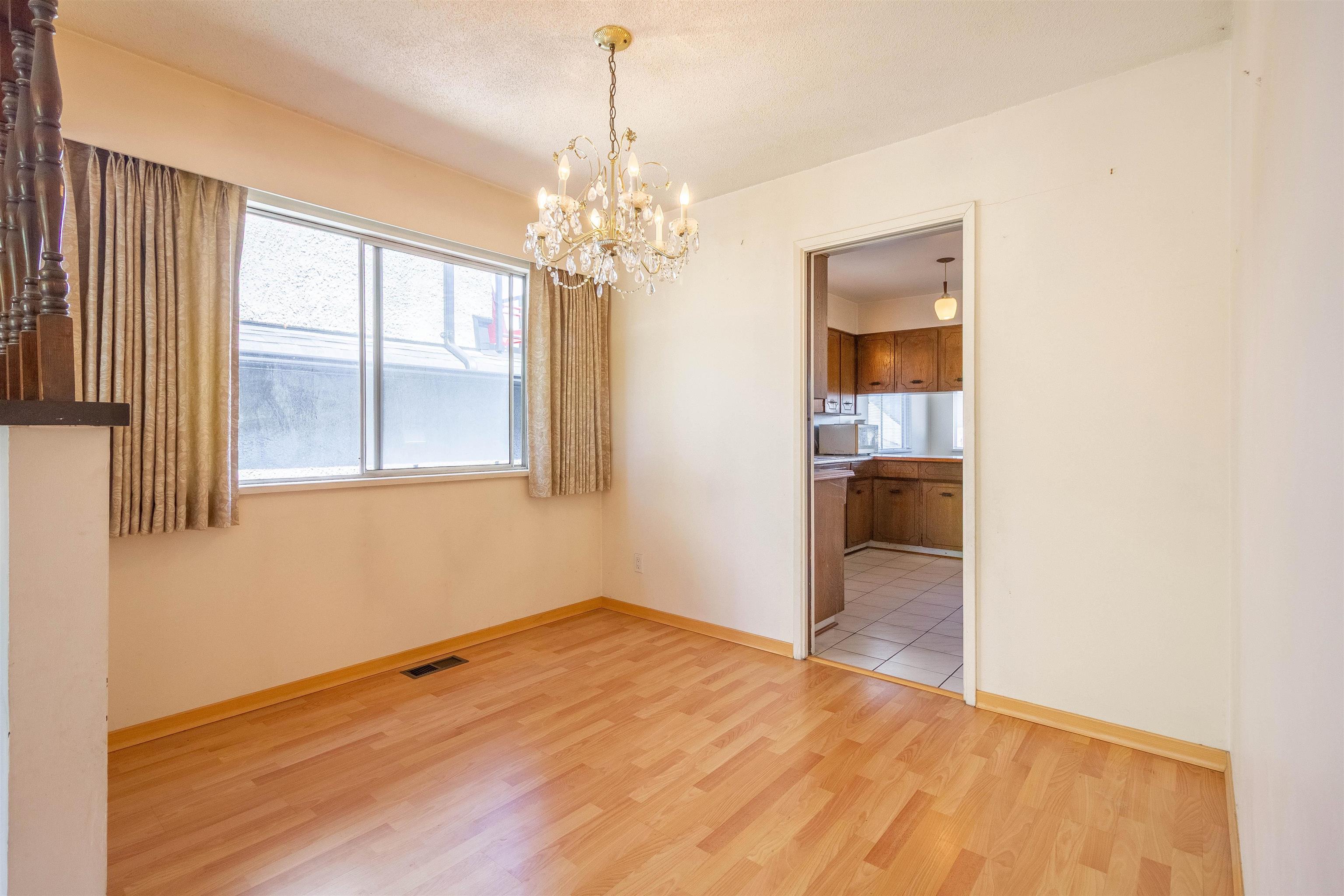 1260 ROSSLAND STREET 9