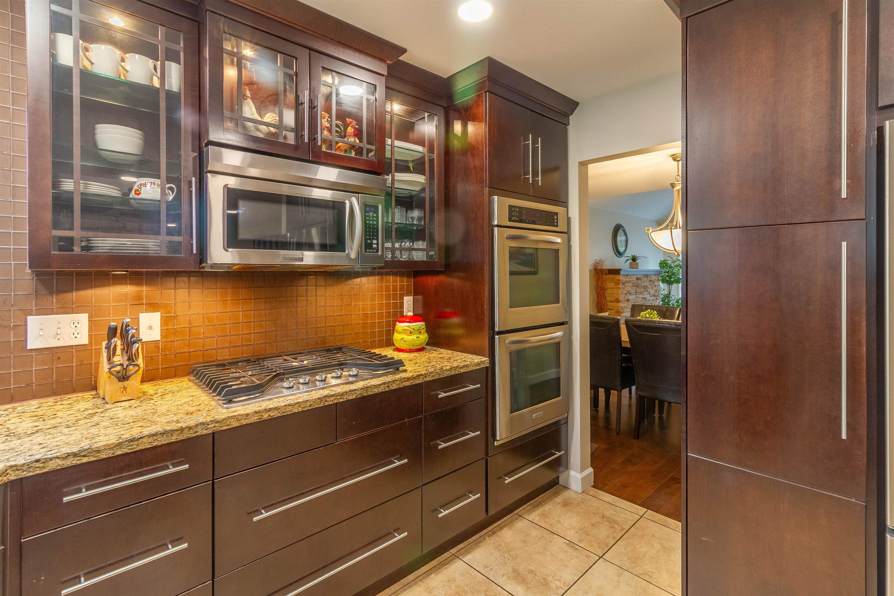 1872 WALNUT CRESCENT 10