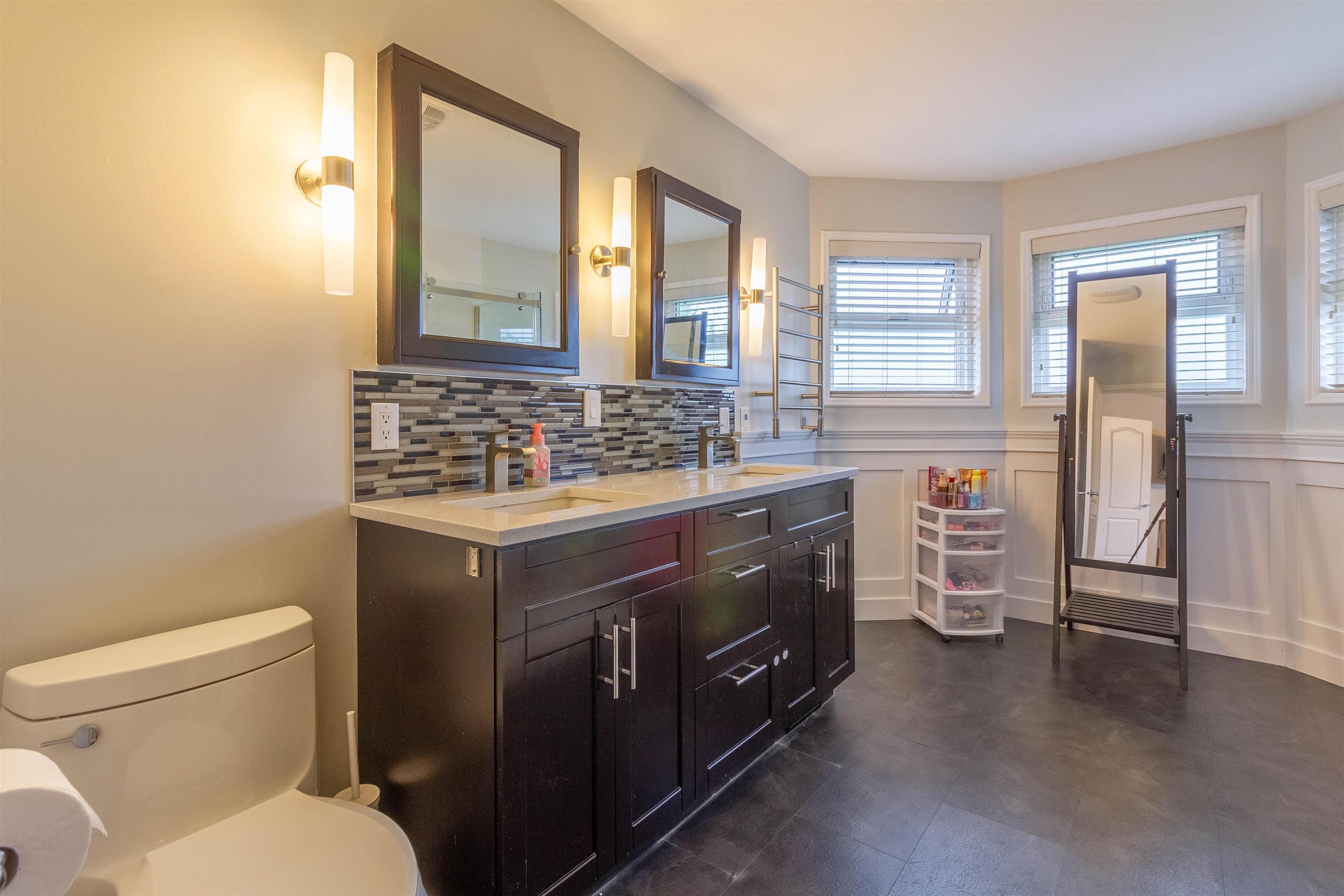 1872 WALNUT CRESCENT 18