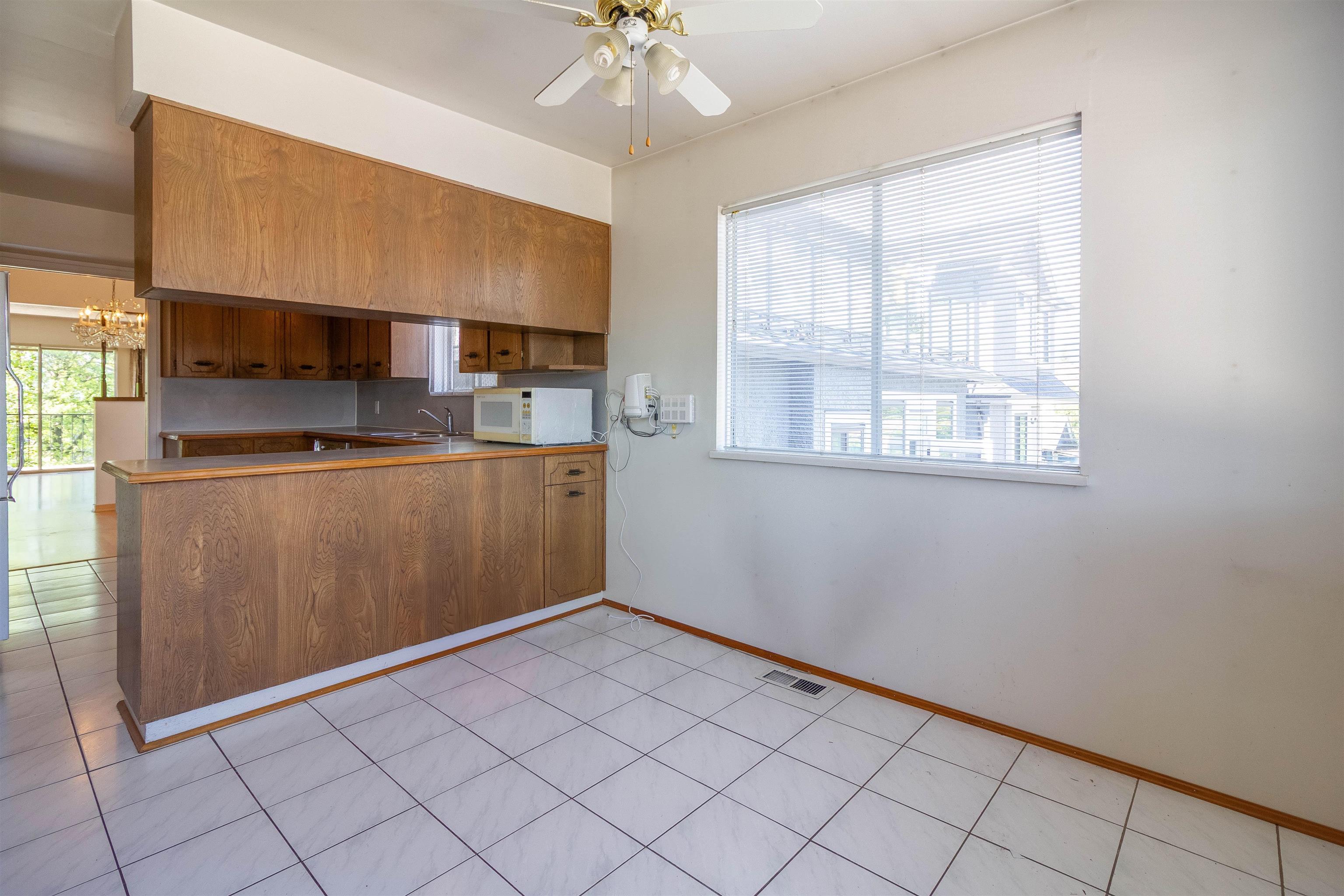 1260 ROSSLAND STREET 13