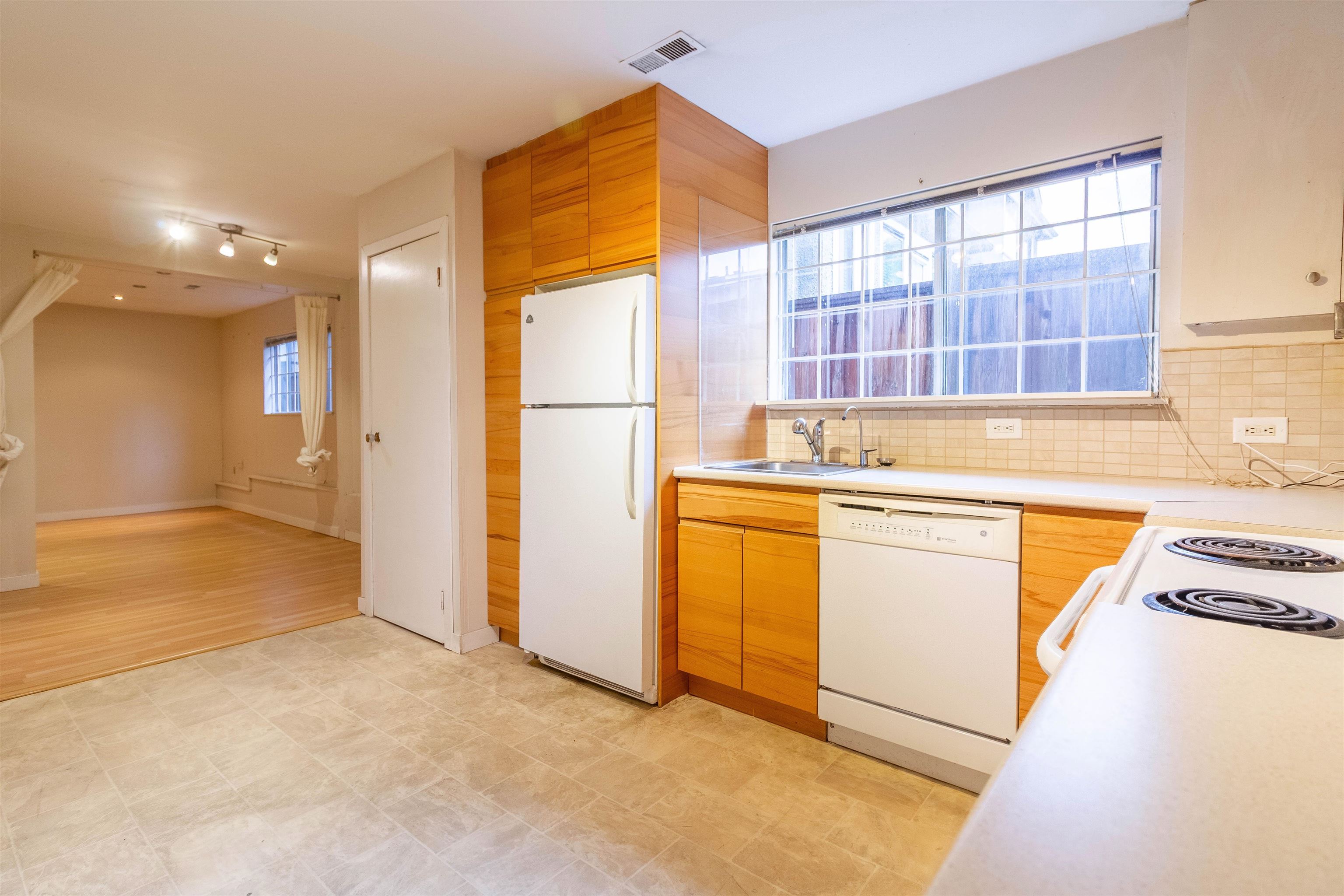 1260 ROSSLAND STREET 27