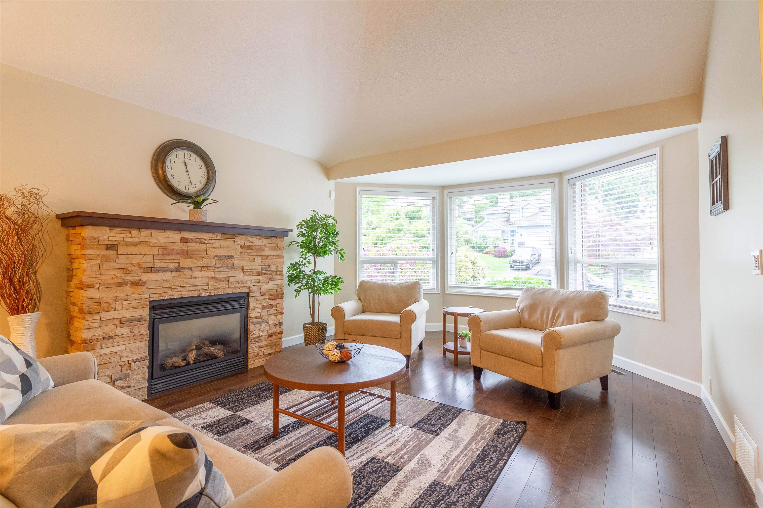 1872 WALNUT CRESCENT 2