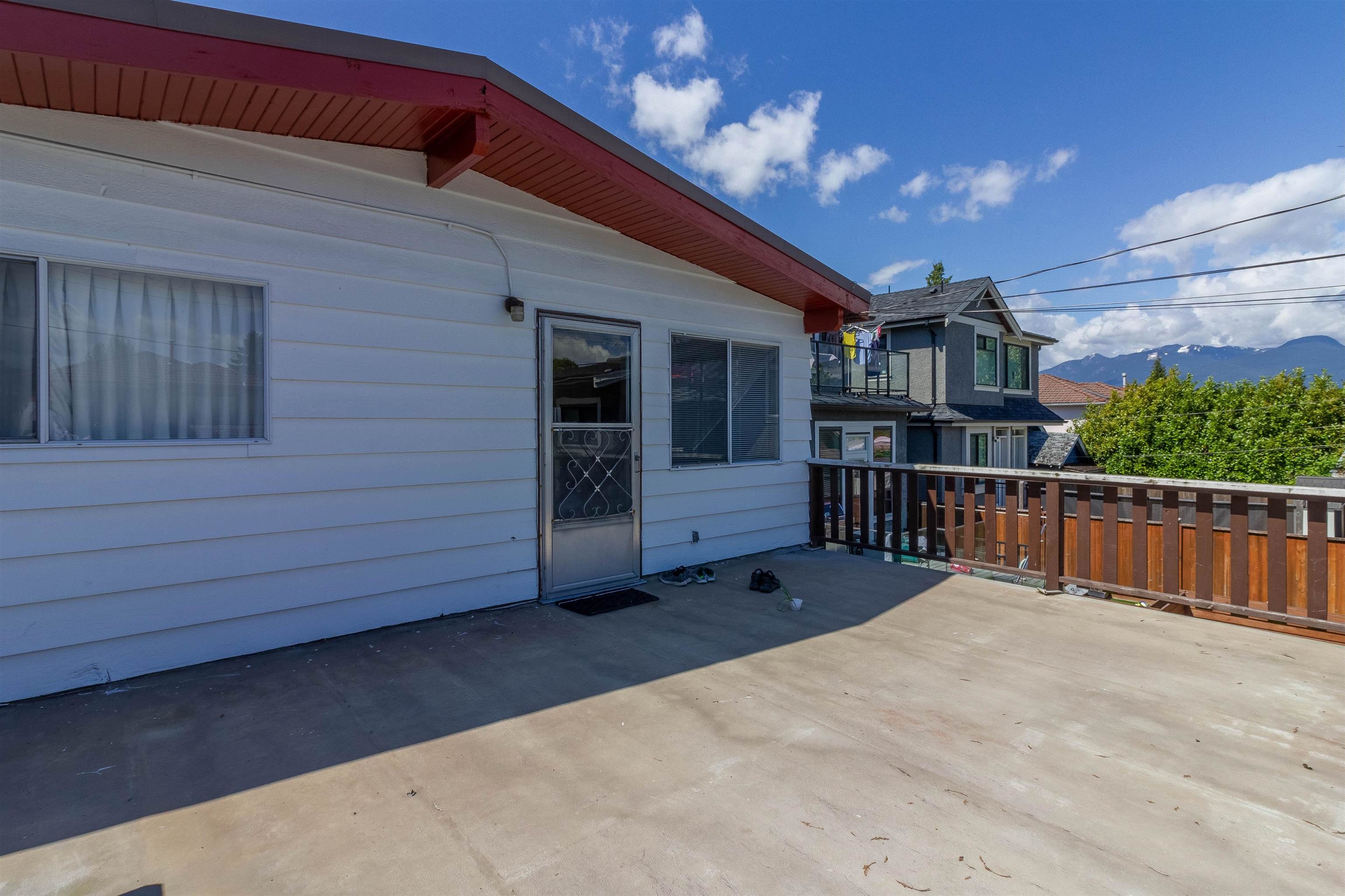 1260 ROSSLAND STREET 16