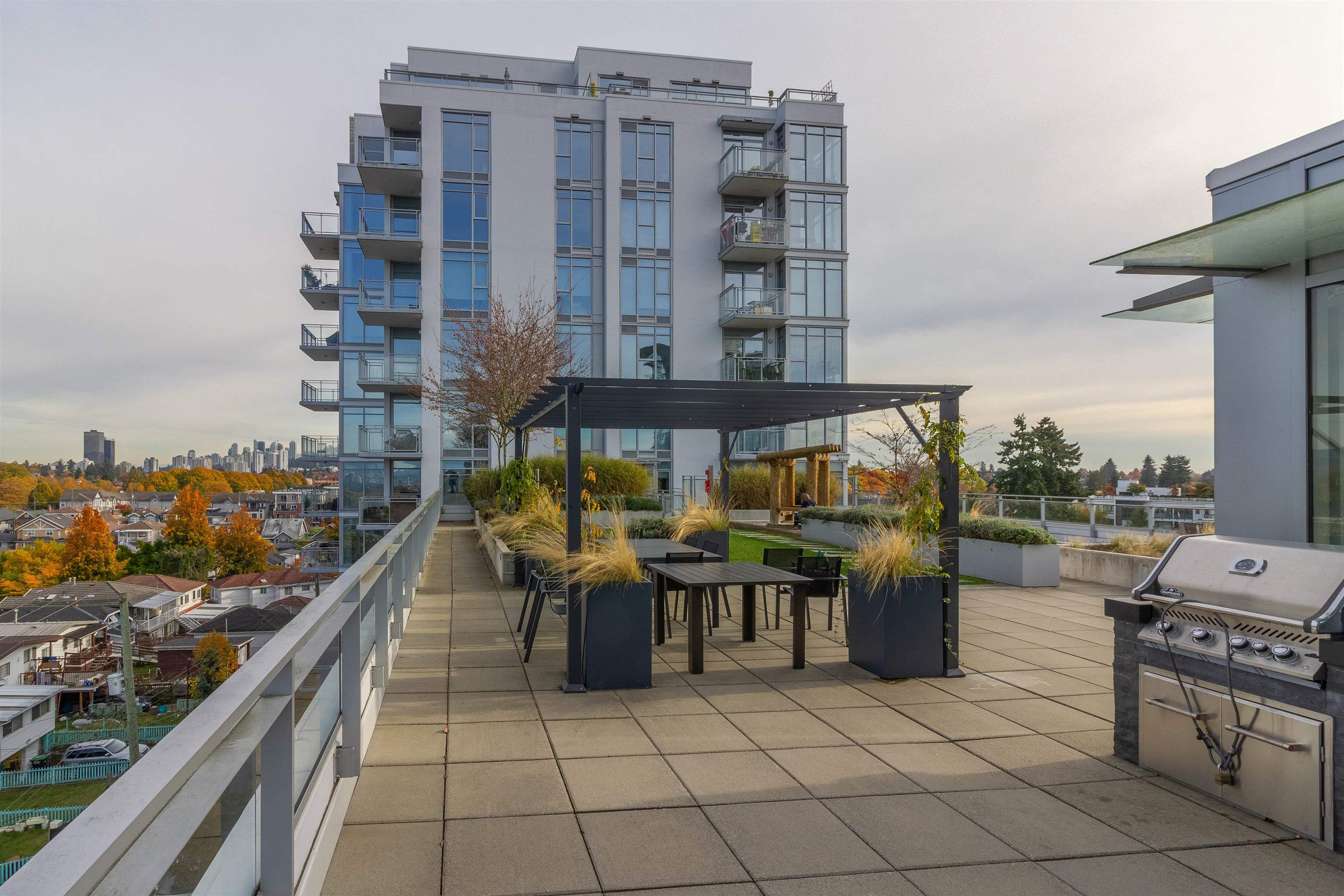 302 2435 KINGSWAY 27