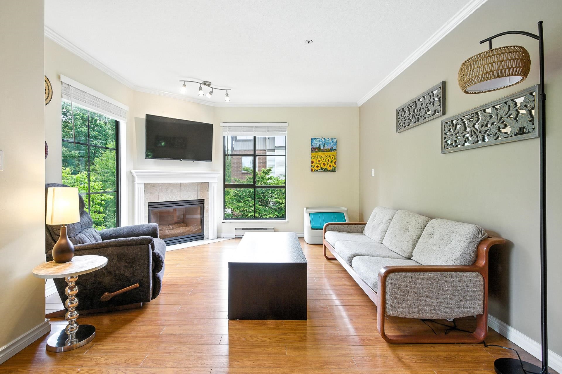 303 2357 WHYTE AVENUE 4
