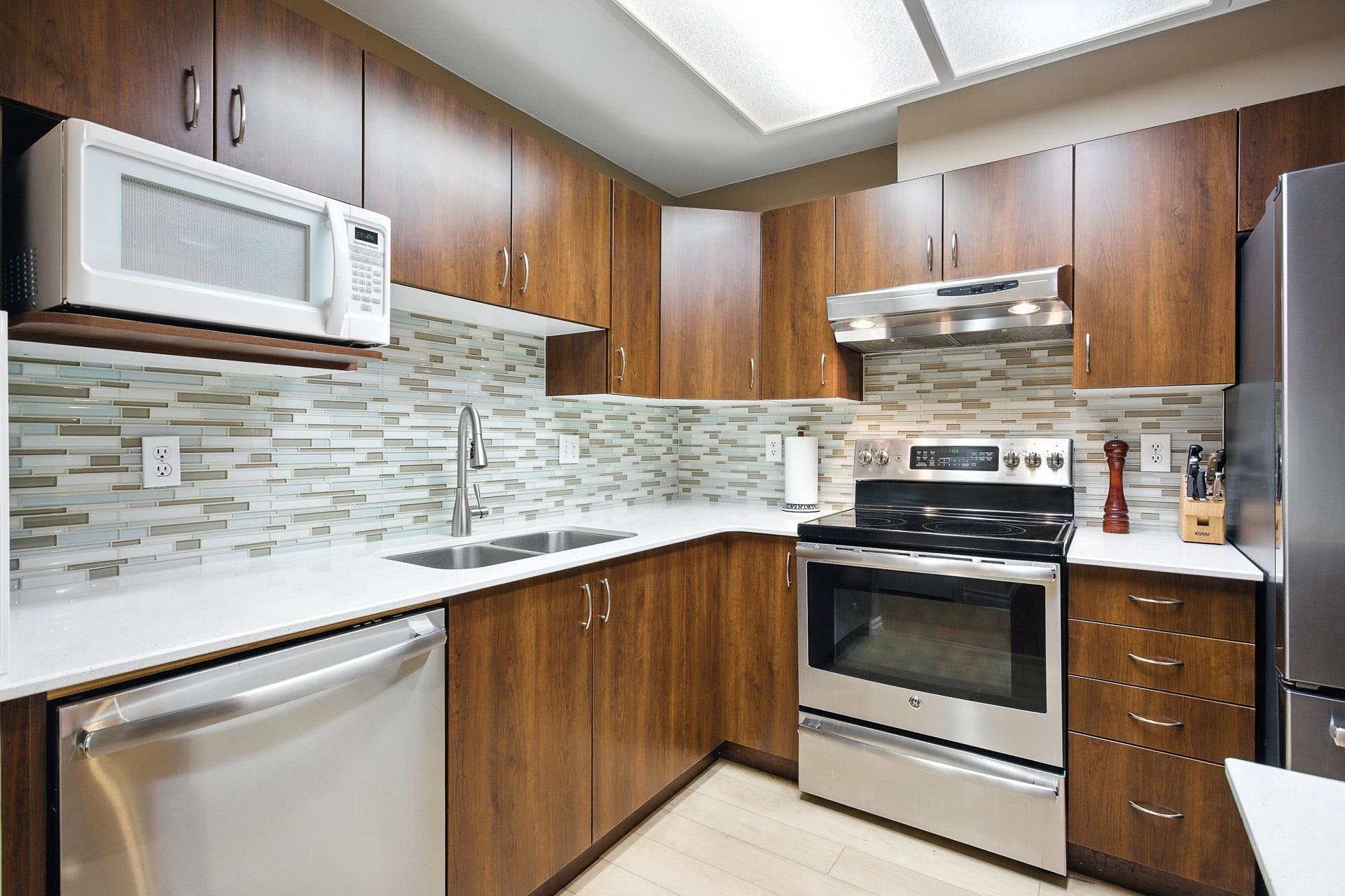 303 2357 WHYTE AVENUE 16