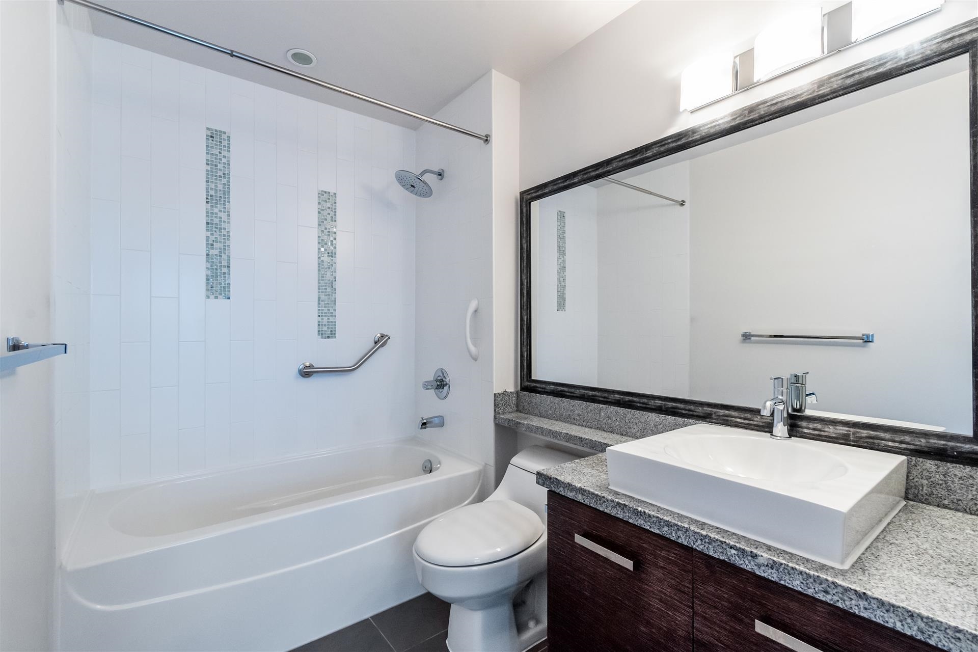 209 2957 GLEN DRIVE 18